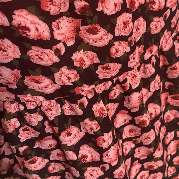 Silky feeling rose pattern ruffle bottom tank - Picture 4 of 6